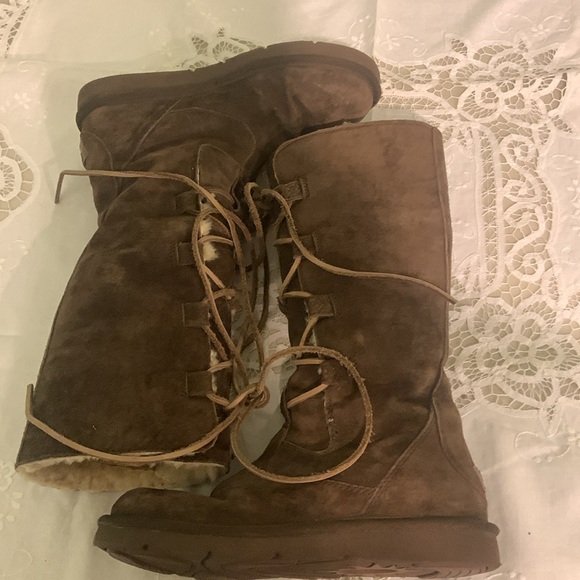 UGG BOOTS. Tall brown leather. Genuine sheepskin.S/N 5122.Size 8 - Picture 8 of 10